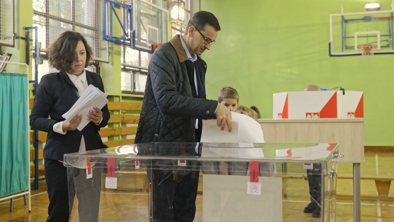 Rozpoczęły się wybory samorządowe. Premier już zagłosował ...