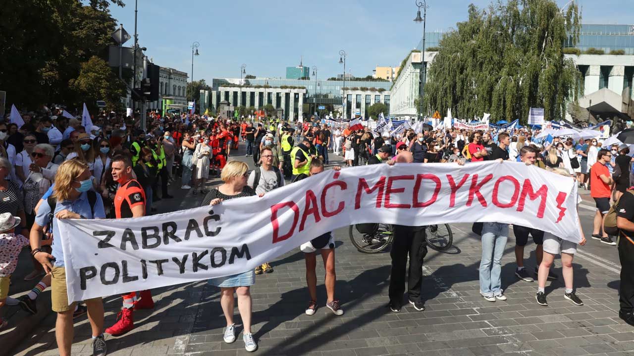 Protest pracowników ochrony zdrowia przechodzi ulicami Warszawy (fot. PAP/Tomasz Gzell) Protest pracowników ochrony zdrowia przechodzi ulicami Warszawy (fot. PAP/Tomasz Gzell)
