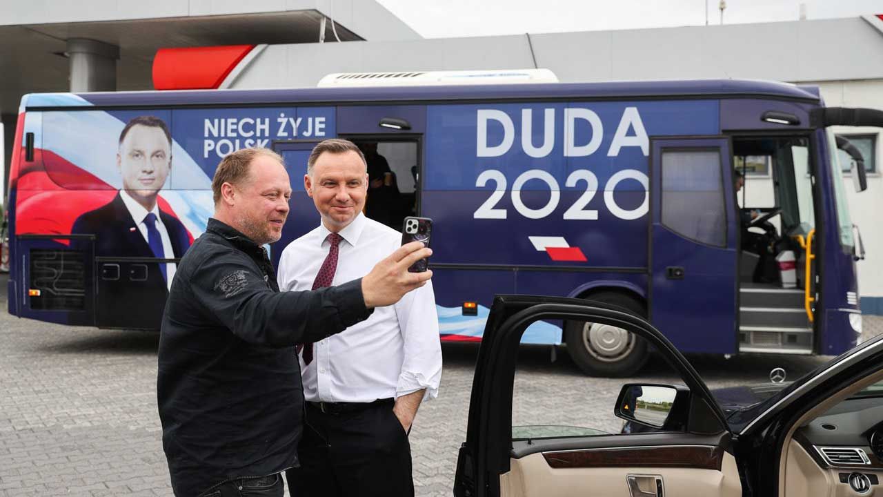 W drodze na Śląsk Dudabus zatrzymał się na stacji, by zrobić przerwę na kawę (fot. Twitter/ AndrzejDuda2020)
