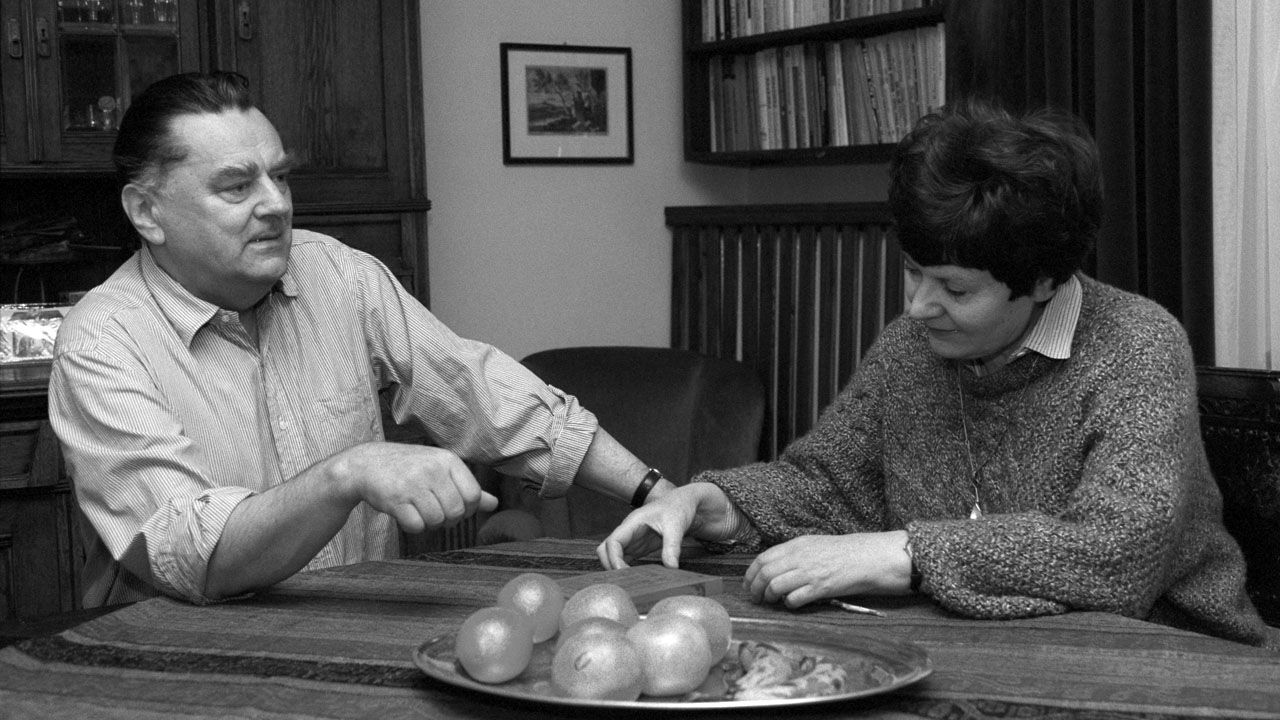 Premier RP Jan Olszewski z żoną Martą w swoim mieszkaniu. Zdjęcie archiwalne, 1991 r. (fot. arch.PAP/ Teodor Walczak) Premier RP Jan Olszewski z żoną Martą w swoim mieszkaniu. Zdjęcie archiwalne, 1991 r. (fot. arch.PAP/ Teodor Walczak)