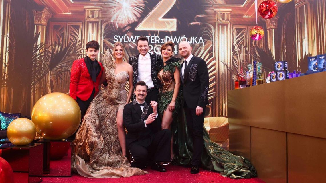 Jan Dąbrowski, Krystyna Sokołowska, Piotr Kupicha, Błażej Stencel, Michalina Sosna, Filip Antonowicz pozują do wspólnego zdjęcia.