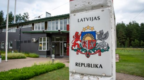 Дзяржаўны герб Латвіі на памежным пераходзе. Фота: rs.gov.lv
