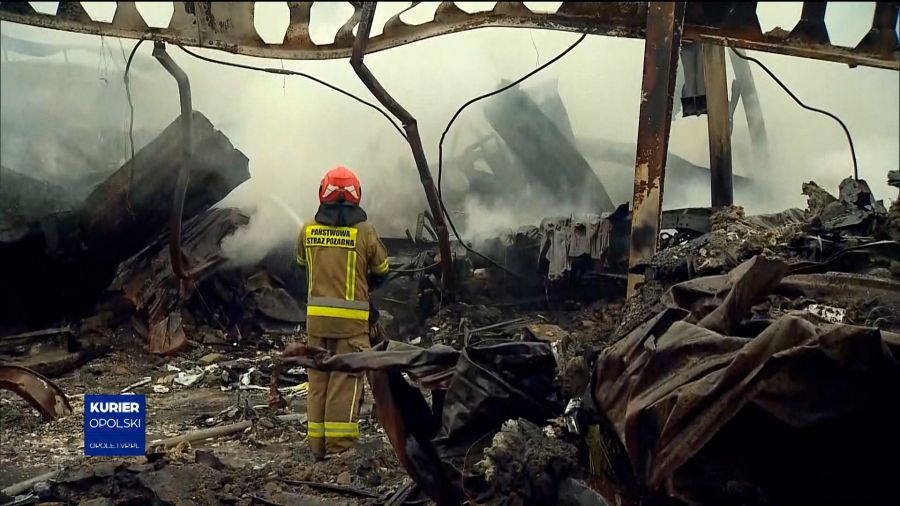 Dobiega końca akcja gaśnicza po potężnym pożarze hurtowni. Straty liczone w milionach