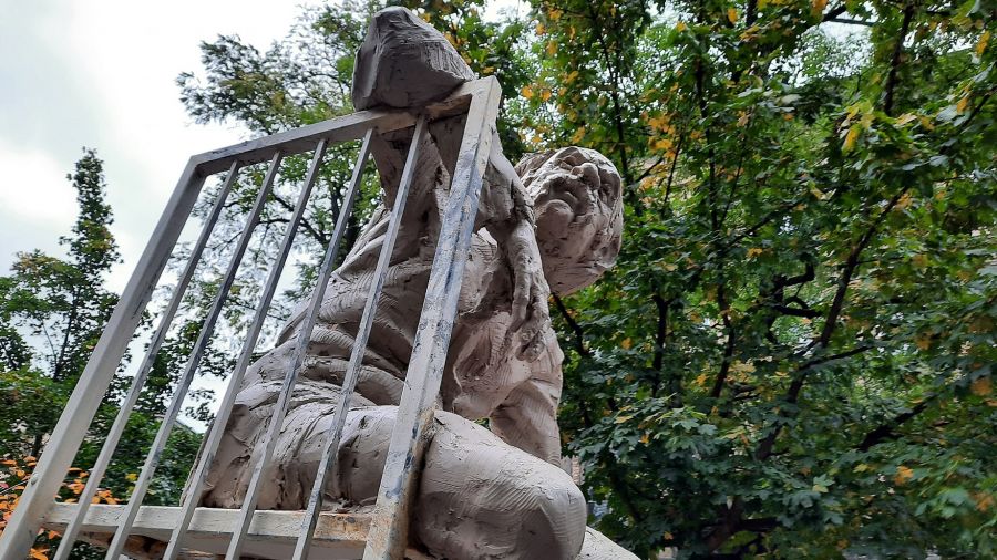 Smoleń wiecznie żywy. Rzeźba artysty stanęła w Poznaniu (fot. Piotr Chudziński)