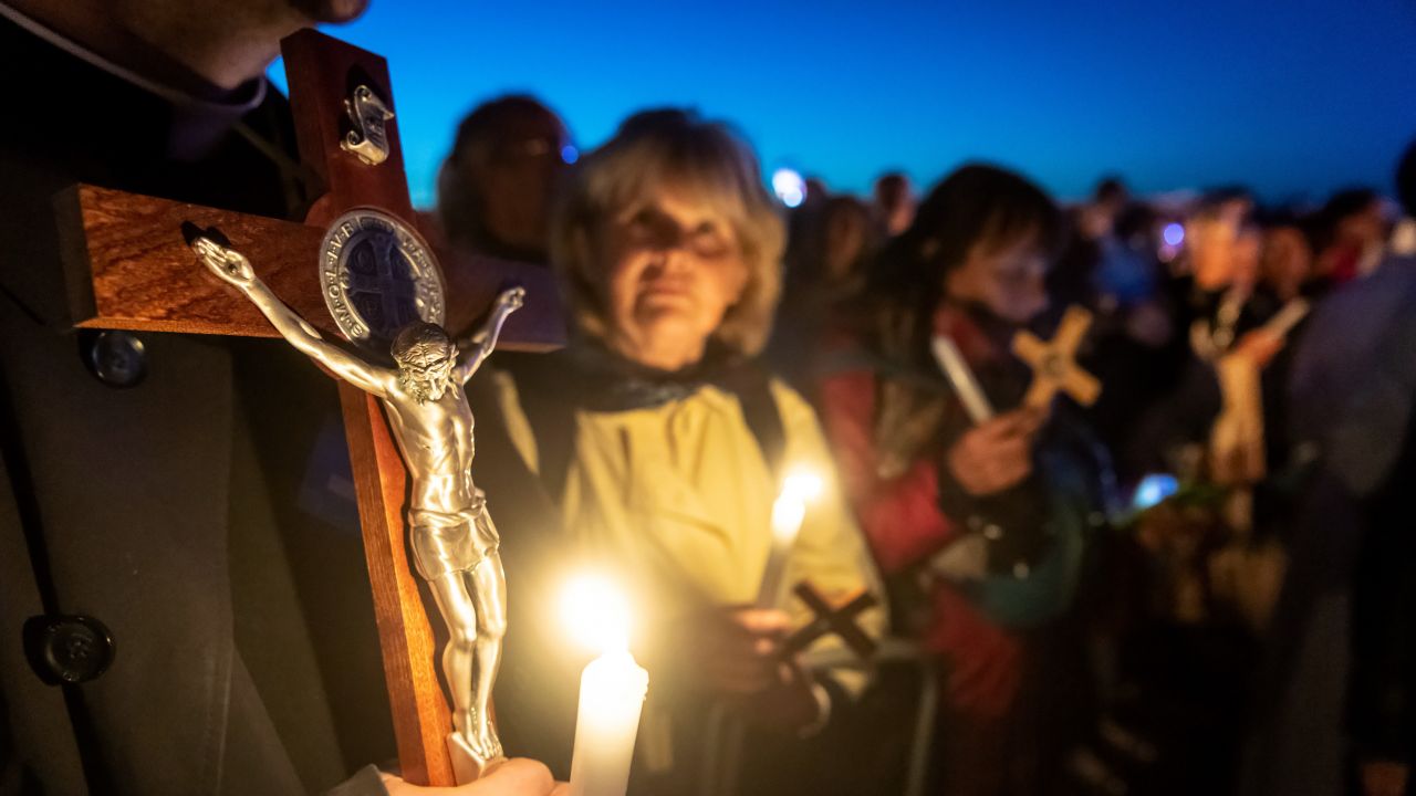 Wierni z całego kraju przyjechali pod Włocławek, żeby znaleźć drogę do nawrócenia (fot. PAP/Tytus Żmijewski) Wierni z całego kraju przyjechali pod Włocławek, żeby znaleźć drogę do nawrócenia (fot. PAP/Tytus Żmijewski)