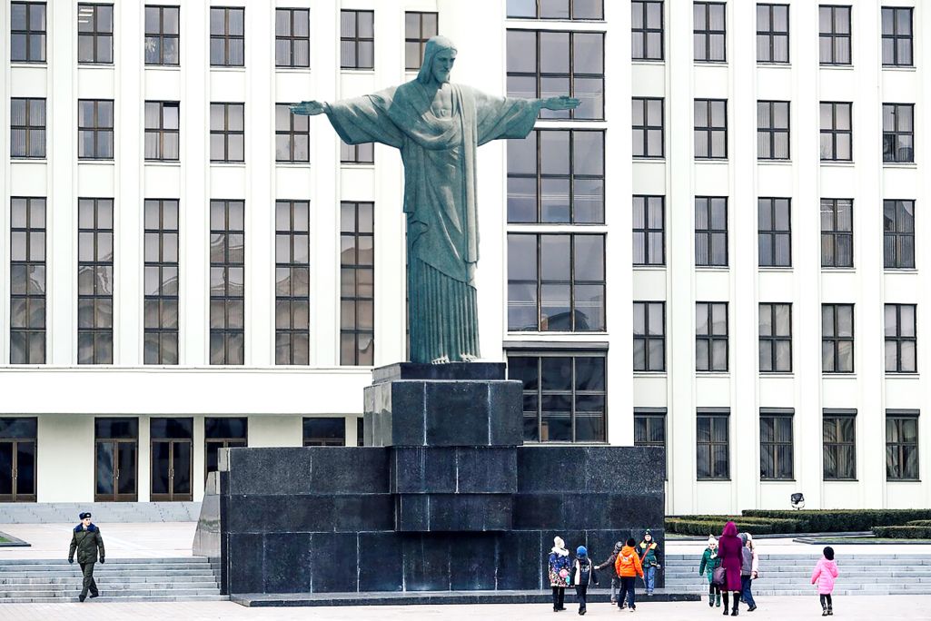 Хрыстос прызямліўся ў Беларусі. (Калаж: Аліса Ганчар / Белсат)