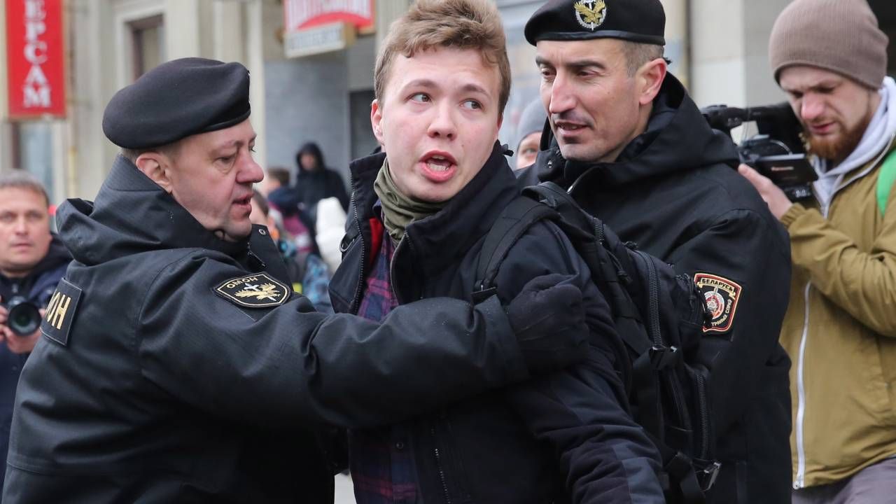 Raman Pratasiewicz został uprowadzony przez białoruskie służby (fot. PAP/EPA/STRINGER) Raman Pratasiewicz został uprowadzony przez białoruskie służby (fot. PAP/EPA/STRINGER)