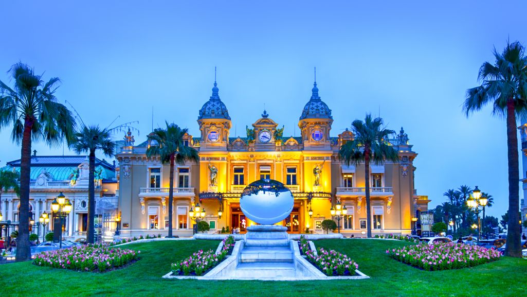 Casino de Monte Carlo to najsłynniejsze kasyno na świecie. Gościł w nim sam James Bond. Fot. Robyn Mackenzie/Shutterstock