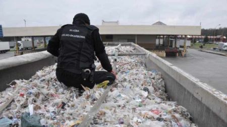 25 ton odpadów z Wielkiej Brytanii (fot. KAS)