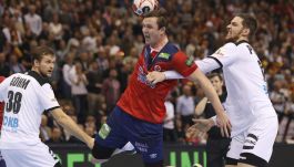 Rozgrywający reprezentacji Norwegii Sander Sagosen w akcji (fot. PAP/EPA)