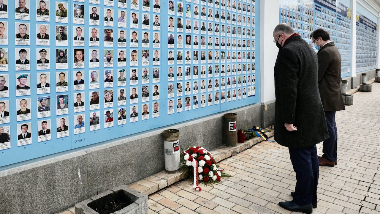 Zbigniew Rau wraz z Dmytrem Kułebą oddali hołd ofiarom rosyjskiej agresji na Ukrainie (fot. tt/@MSZ_RP) Zbigniew Rau wraz z Dmytrem Kułebą oddali hołd ofiarom rosyjskiej agresji na Ukrainie (fot. tt/@MSZ_RP)
