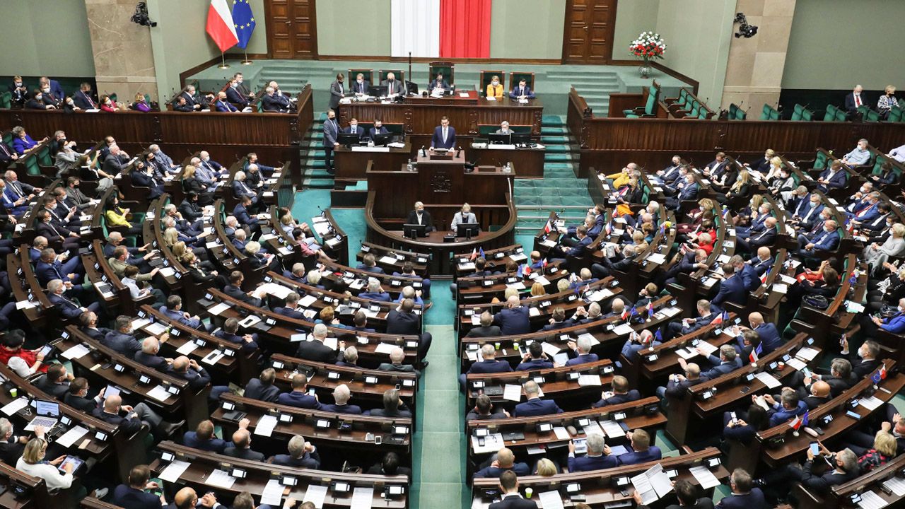Partia Jarosława Kaczyńskiego niezmiennie liderem (fot. PAP/Paweł Supernak) Partia Jarosława Kaczyńskiego niezmiennie liderem (fot. PAP/Paweł Supernak)
