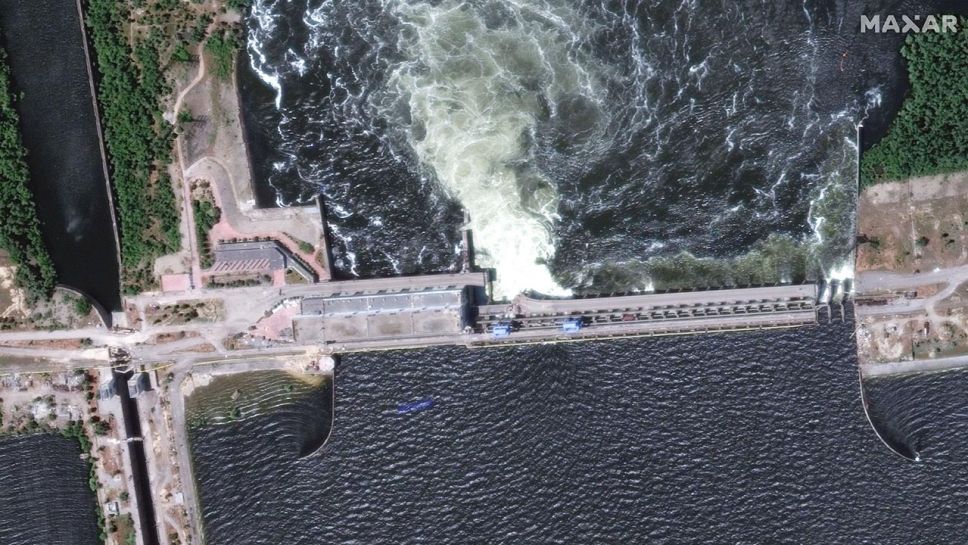 Rosjanie wysadzili zaporę w Nowej Kachowce, która tworzy rozciągający się na 240 km zbiornik (fot. PAP/EPA/MAXAR TECHNOLOGIES HANDOUT)
