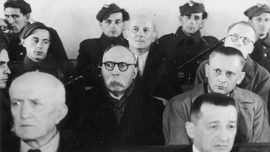 Proces pokazowy przywódców PPS-WRN. Widoczni m.in.: Kazimierz Pużak, Wiktor Krawczyk, Feliks Misiorowski, Ludwik Cohn, adwokaci: Mieczysław Maślanko i Marian Niedzielski. NAC/Socjalistyczna Agencja Prasowa