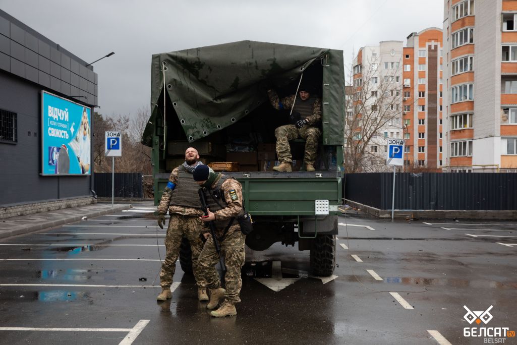 Украінскія вайскоўцы пасля раздачы гуманітарнай дапамогі жыхарам Бучы, Украіна. 2 красавіка 2022 года. (Фота: МП / Белсат)