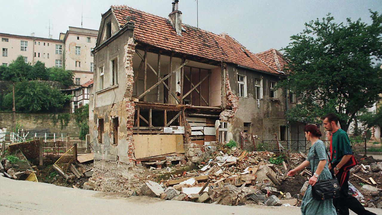 Powódź z 1997 r. zniszczyła wiele domów; dla powodzian wybudowano osiedle przy ul.Korytowskiej (fot. arch. PAP/Adam Hawałej)