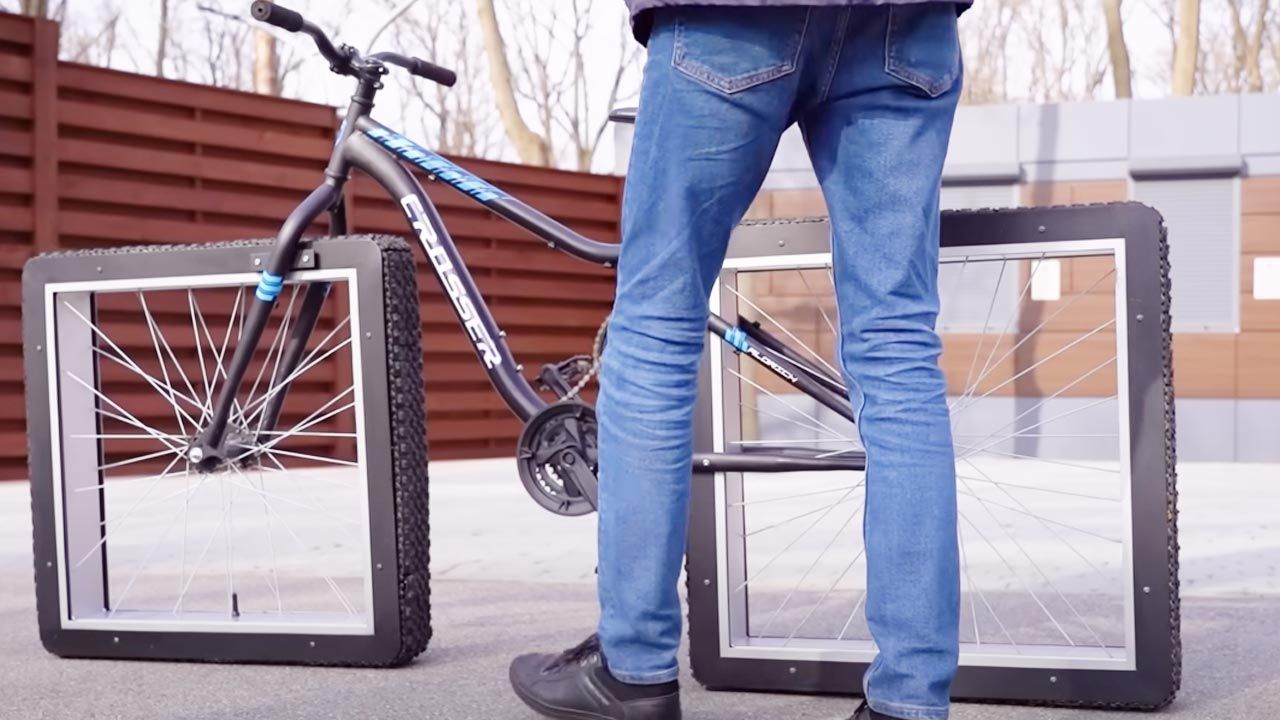 A bike with square wheels is being ridden by a Ukrainian engineer [WIDEO]