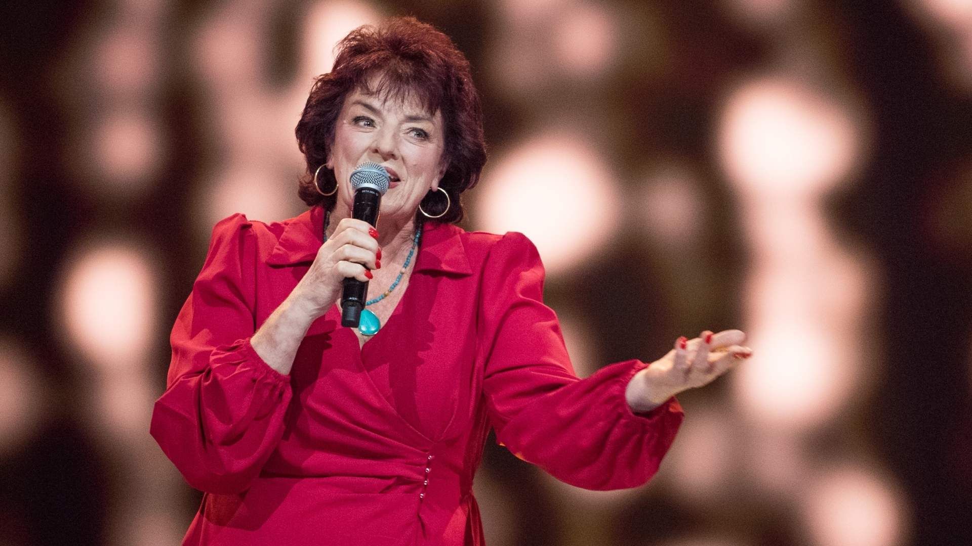 Zainteresowana numerologią Eugenia Kasprzycka zdobyła uznanie trenerów programu „The Voice Senior” swoją interpretacją piosenki „Napisz, proszę” Grupy ABC i Haliny Frąckowiak. Fot. Waldemar Kompała/ TVP