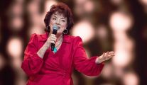Ubrana na czerwono Eugenia Kasprzycka na scenie programu „The Voice Senior” zaśpiewała utwór „Napisz, proszę” Grupy ABC i Haliny Frąckowiak.