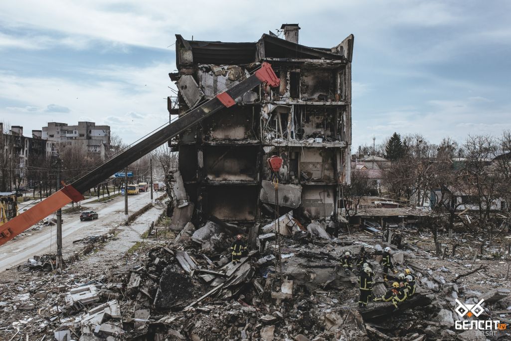 Ратаўнікі разбіраюць завалы пасля баёў у паселішчы Барадзянка, Кіеўская вобласць, Украіна. 7 красавіка 2022 года. (Фота: Белсат)