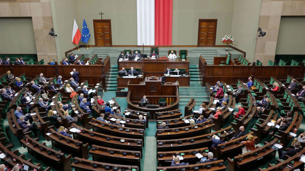 Sondaż. Posłowie na sali obrad Sejmu (fot. PAP/Mateusz Marek) Sondaż. Posłowie na sali obrad Sejmu (fot. PAP/Mateusz Marek)
