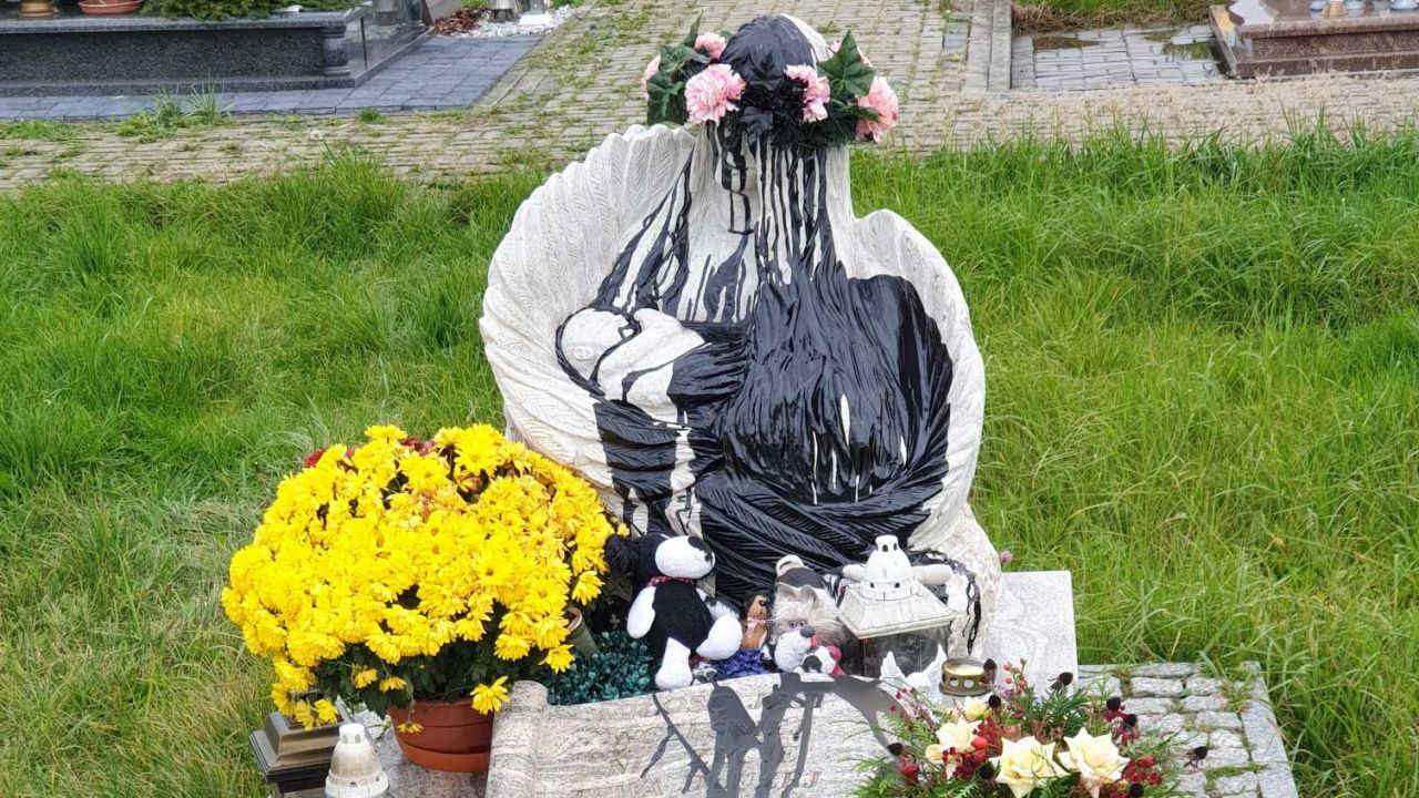 Znajdujący się na cmentarzu pomnik oblano czarną farbą (fot. Facebook/Grzegorz Sikorski) Znajdujący się na cmentarzu pomnik oblano czarną farbą (fot. Facebook/Grzegorz Sikorski)