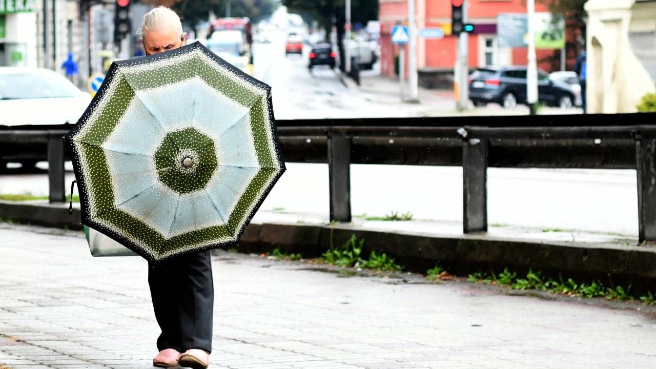 We wtorek przydadzą się parasole (fot. PAP/Darek Delmanowicz) We wtorek przydadzą się parasole (fot. PAP/Darek Delmanowicz)