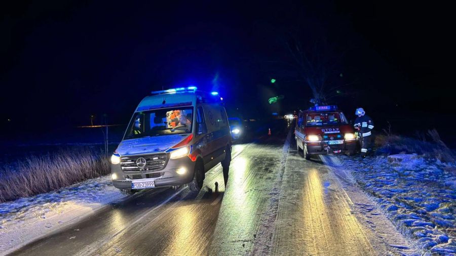 Wypadki, kolizje. Trudne warunki na drogach, oblodzenie, śnieg (fot. OSP - powiat obornicki/Facebook)