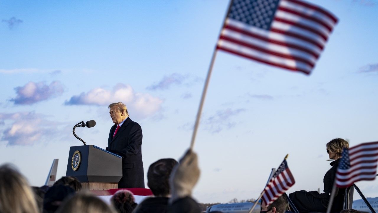 Prezydent USA Donald Trump w trakcie ostatniego wystąpienia publicznego w bazie Andrews (fot. Pete Marovich - Pool/Getty Images) Prezydent USA Donald Trump w trakcie ostatniego wystąpienia publicznego w bazie Andrews (fot. Pete Marovich - Pool/Getty Images)