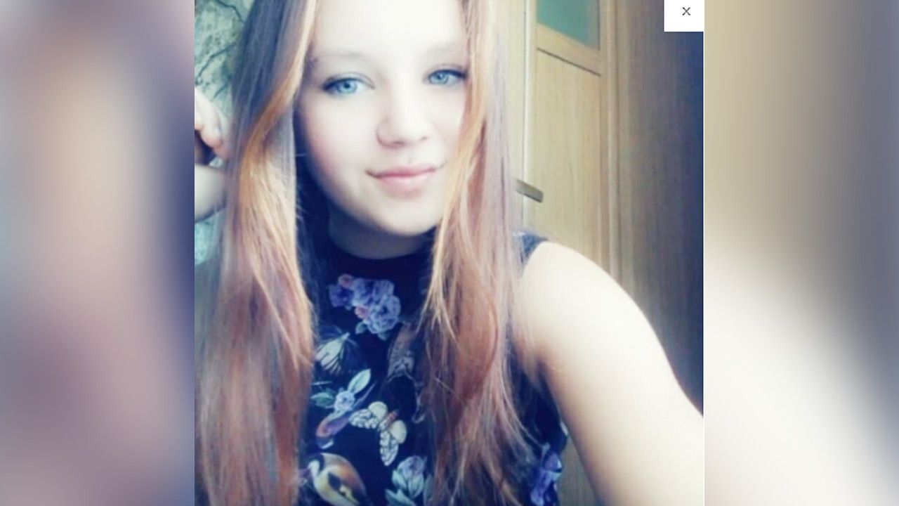 15-latka miała na sobie czarną bluzę z kapturem i czarne buty sportowe w dniu zaginięcia (fot. Policja) 15-latka miała na sobie czarną bluzę z kapturem i czarne buty sportowe w dniu zaginięcia (fot. Policja)