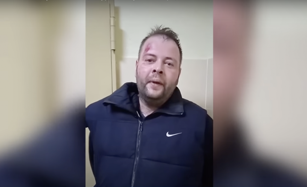 Аляксей Радына плюе ў Аляксандра Хараўца. Скрыншот: «Белсат»