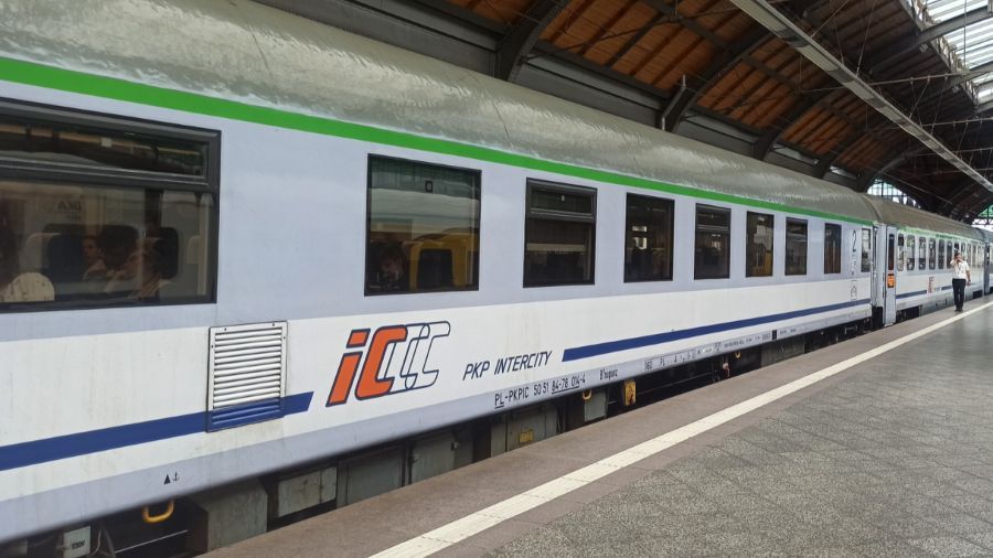 Linie dalekobieżne zostały skierowane przez Legnicę oraz Lubin (fot. TVP3 Wrocław)