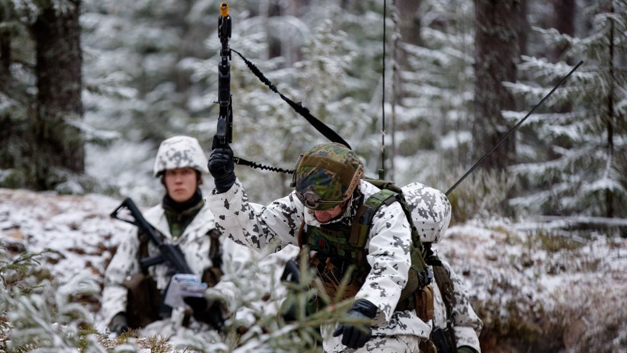 Wspólne ćwiczenia fińskich sił zbrojnych z siłami natowskimi poprawiają położenie kraju (fot. PAP/EPA/COMPIC)