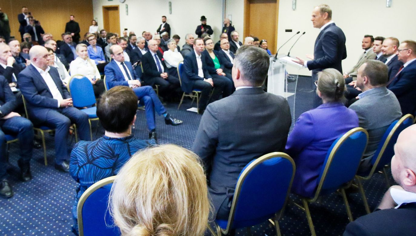 Platformy Obywatelskiej Donald Tusk (C-P) podczas posiedzenia Klubu Parlamentarnego Koalicji Obywatelskiej (fot. PAP/Krzysztof Świderski)
