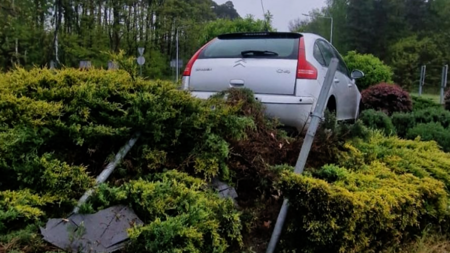 Pleszew, auto przeleciało przez rondo (fot. zdj. ilustr., KPP Ostrzeszów)