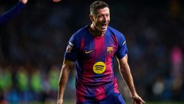 Robert Lewandowski (fot. Getty Images) Piłkarz FC Barcelony w granatowo-bordowej koszulce cieszy się po zdobyciu gola w meczu z Celtą Vigo, w którym skompletował hat-tricka i awansował w klasyfikacji strzelców La Ligi
