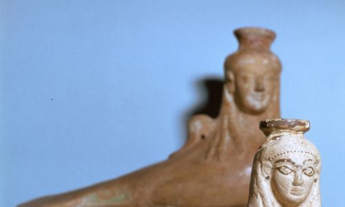 Terakotowe buteleczki na perfumy w kształcie syreny, znalezione w Grecji, ok. 570 p.n.e. Z kolekcji British Museum. Fot. CM Dixon/Print Collector/Getty Images