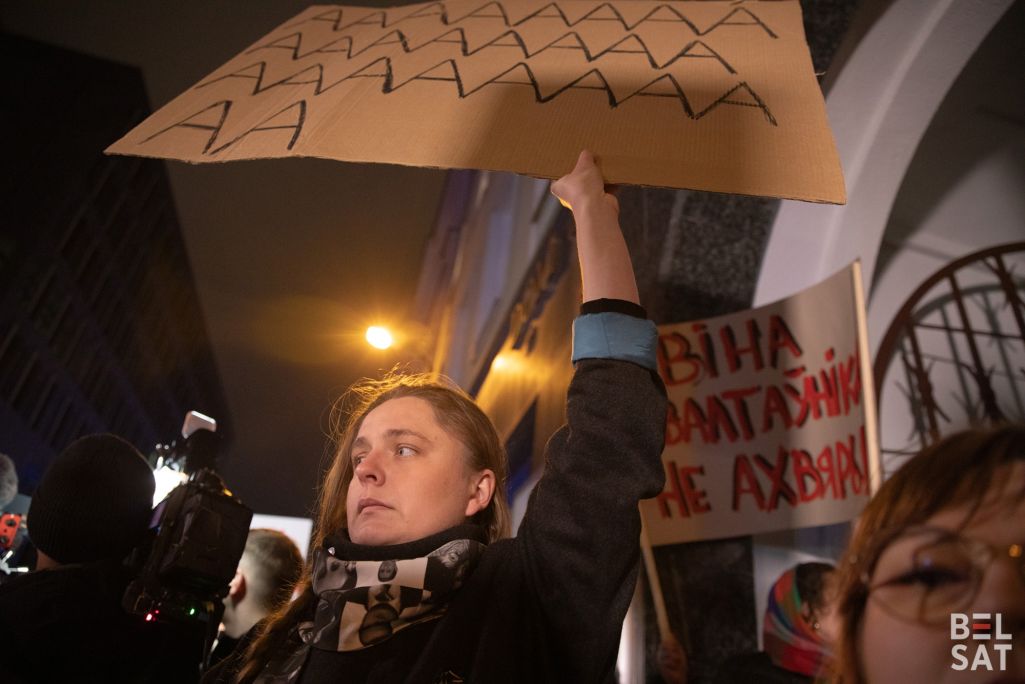 Актывістка Яна Шостак трымае плакат з надпісам «ААААААААААА» на маршы памяці згвалтаванай і забітай беларускі Лізаветы ў Варшаве, Польшча. 6 сакавіка 2024 года. (Фота: Аліса Ганчар / Белсат)