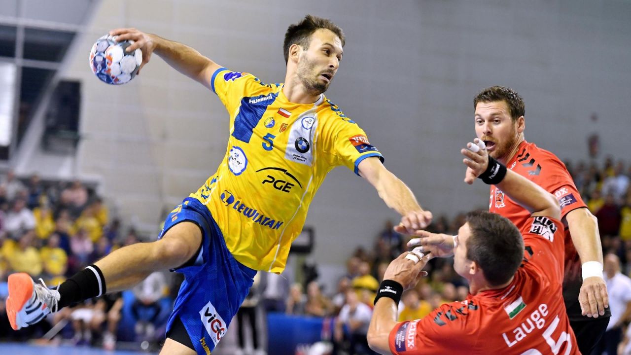 Igor Karacić w akcji w pierwszym meczu z Veszprem (fot. PAP / Piotr Polak)