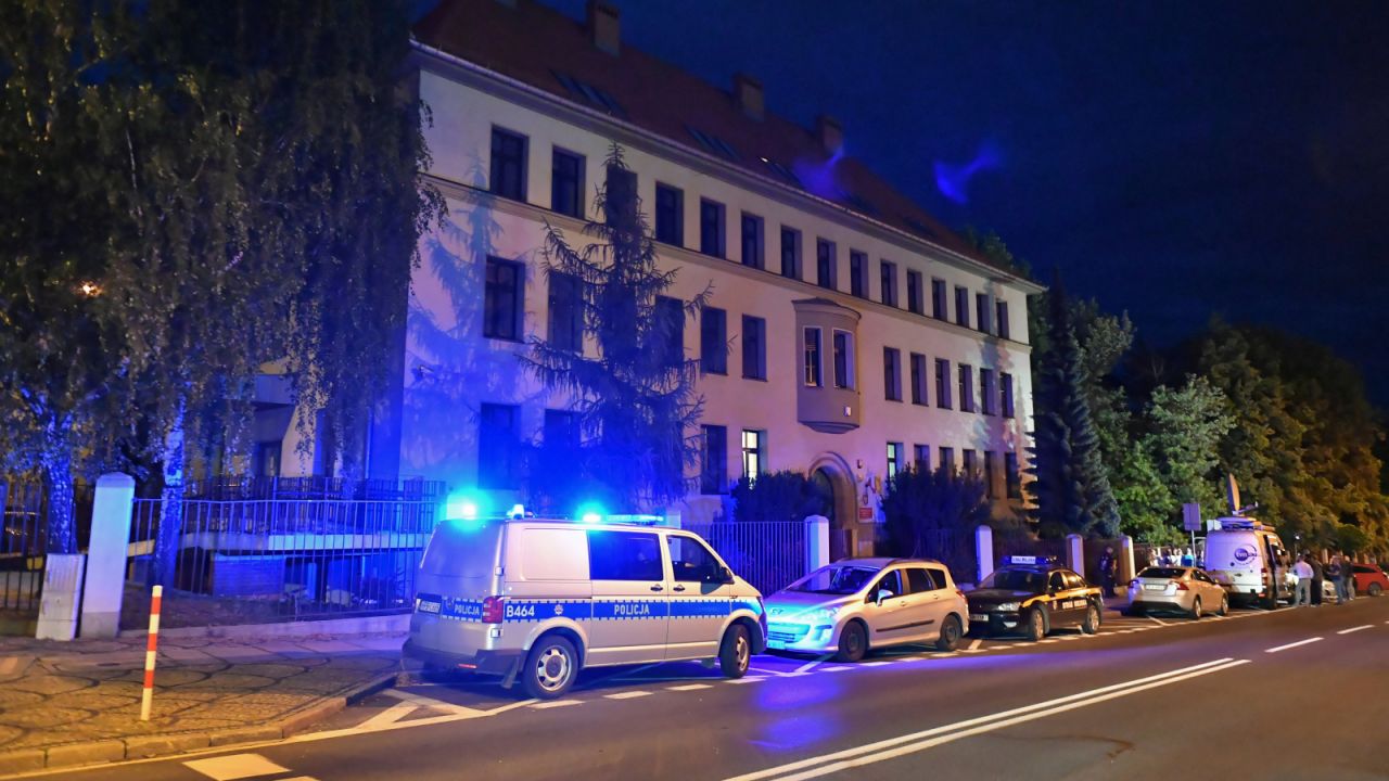 Policja i media przed prokuraturą w Świdnicy podczas przesłuchania mężczyzny zatrzymanego ws. zabójstwa dziewczynki (fot. PAP/Maciej Kulczyński) Policja i media przed prokuraturą w Świdnicy podczas przesłuchania mężczyzny zatrzymanego ws. zabójstwa dziewczynki (fot. PAP/Maciej Kulczyński)