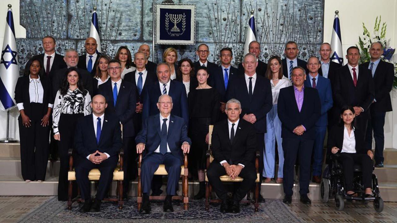 „Małoduszni politycy, którzy złamali wszystkie obietnice” – pisze o nowym izraelskim rządzie Jair Netanjahu  (fot. GPO/Anadolu Agency via Getty Images)