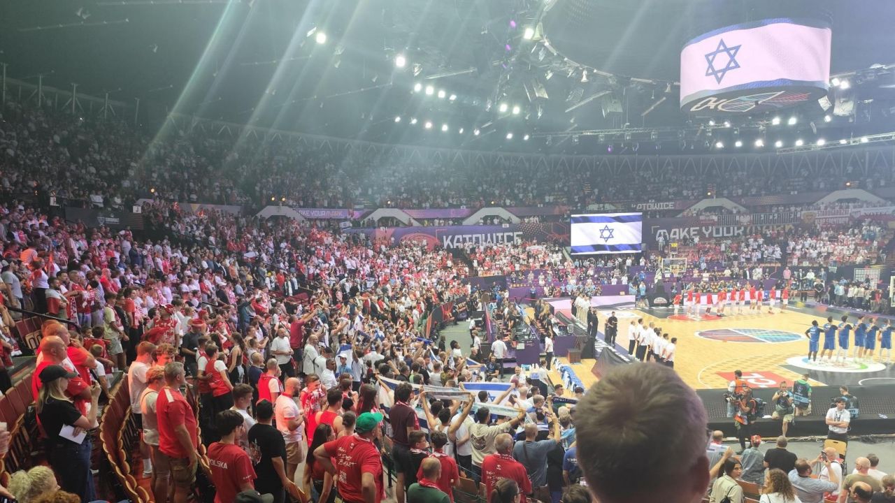 Polish fans boo Israeli anthem at basketball match
