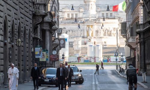 15 marca 2020 r. Papież Franciszek udał się pieszo do kościoła San Marcello al Corso, gdzie znajduje się cudowny Krucyfiks, noszony w procesji w 1522 roku, na zakończenie wielkiej plagi w Rzymie. Fot. PAP/EPA.