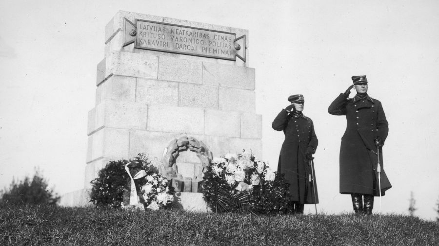 Lata 30. Złożenie kwiatów pod pomnikiem upamiętniającym polskich żołnierzy poległych w walkach o Dyneburg. Fot. NAC
