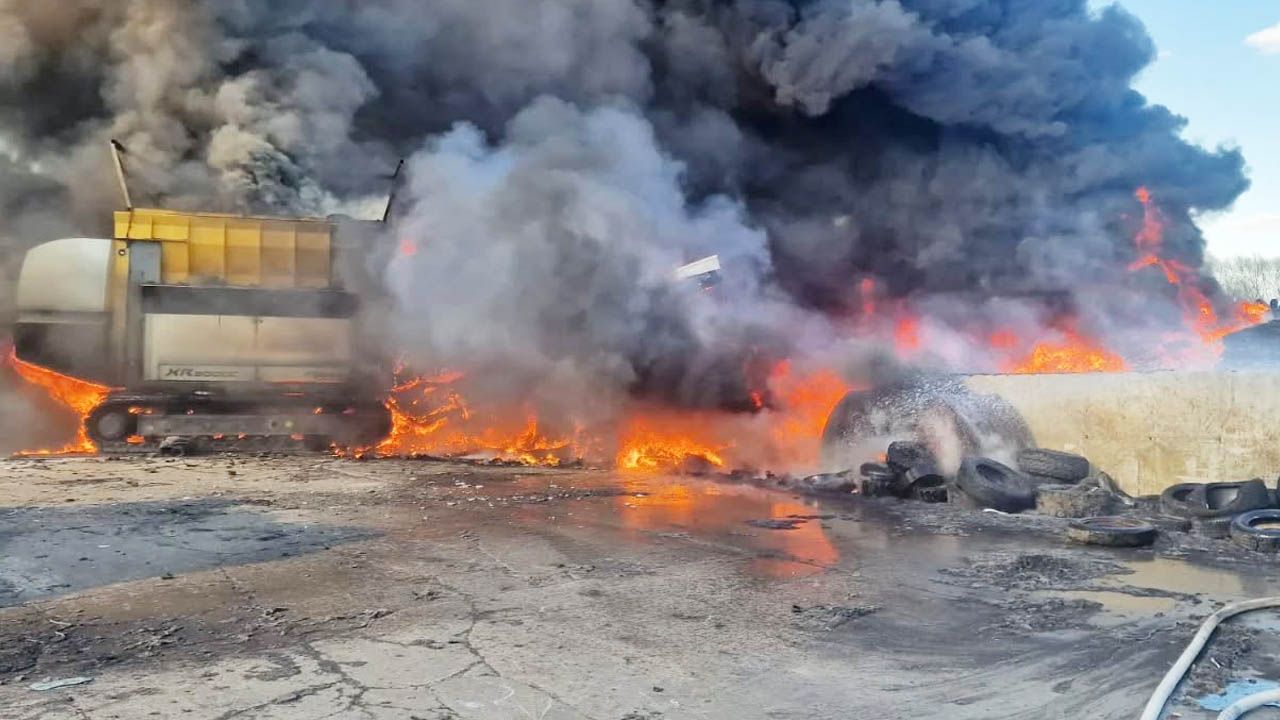 Blisko dobę strażacy walczą z pożarem w Rożentalu