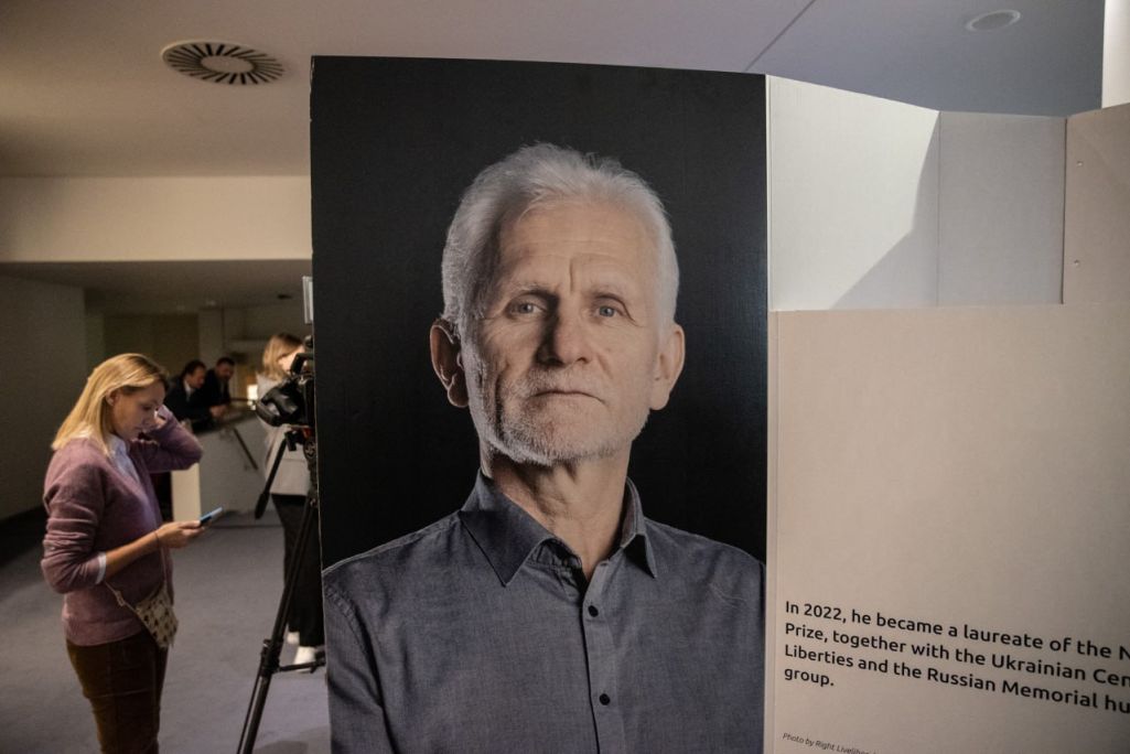 Выстава ў Еўрапарламенце, прысвечаная Алесю Бяляцкаму. (Фота: Светлана Тихановская / Telegram)