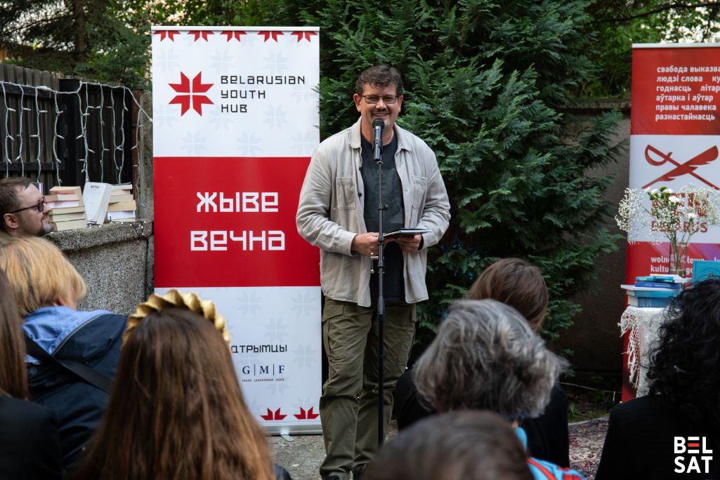 Намінант прэміі Андрэй Хадановіч чытае свае вершы на цырымоніі ўручэння прэміі імя Наталлі Арсенневай у Беларускім моладзевым хабе. Варшава, Польшча. 24 траўня 2025 года. Фота: Белсат