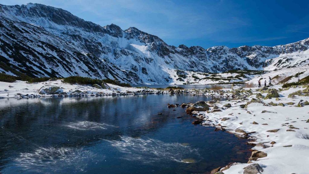 W nocy z piątku na sobotę w górach spadnie śnieg. Fot. Paweł Kaźmierczak/ Shutterstock