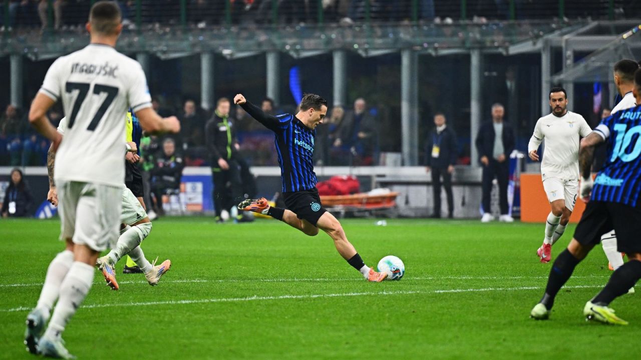 Piłkarz Interu Mediolan strzela piłkę w meczu Serie A przeciwko Lazio na stadionie San Siro