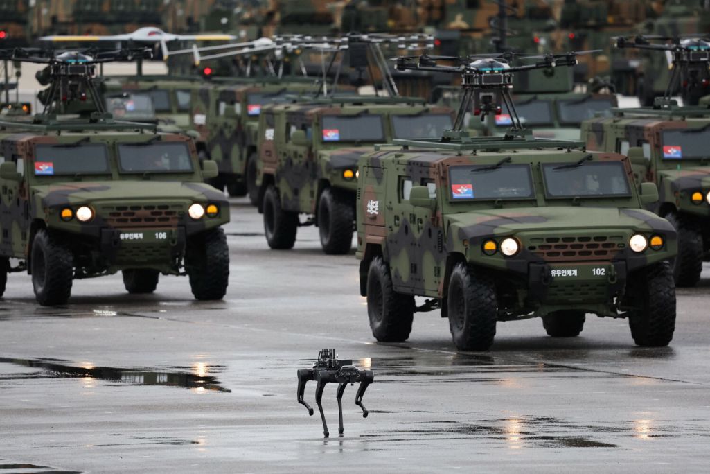 Чатырохногі робат маршуе падчас 76-га святкавання Дня ўзброеных сілаў у Сонг-Наме (Seongnam), Паўднёвая Карэя. 1 кастрычніка 2024 года. Фота: Kim Hong-Ji / Pool / AFP / East News